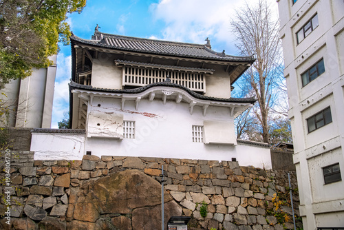 岡山県岡山市 現代のビルと隣接する重要文化財・岡山城の西丸西手櫓