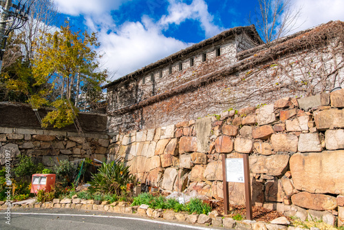 岡山県岡山市 青空の下にそびえる岡山城石山門跡の石垣と狭間のある城壁