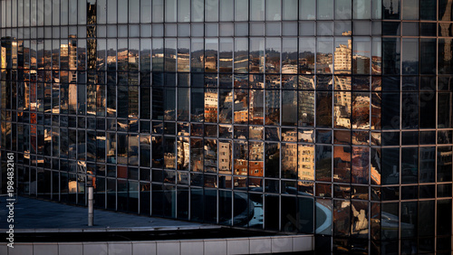 Obraz na plátne Reflets de Bruxelles dans une tour de verre.