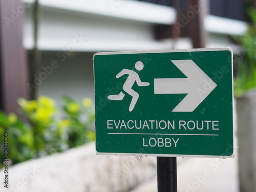 Foto Crossing Signage Evacuation Route Lobby at the bottom right of the photo In a