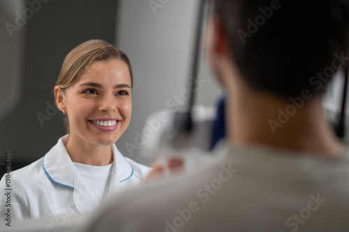 Obraz na płótnie Cheerful dental specialist looking at patient
