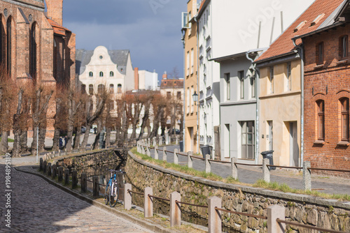 Altstadt der Hansestadt Wismar mit dem Bach Grube entlang der Straße