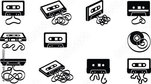 Eine Sammlung von Schwarz-Weiß-Symbolen, die Audiokassetten mit verhedderten Bändern und einige digitale Medien darstellen.