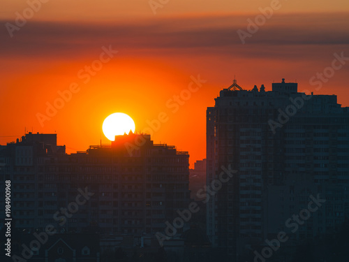 Foto The city holds its breath as the sun melts into the horizon