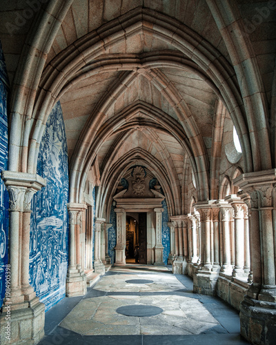Foto Gothic cloister of Sé do Porto (Porto Cathedral) in Porto, Portugal