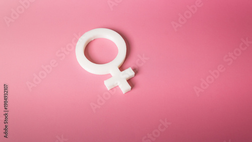 Foto Symbol of Woman on Pink Background: Icon of Equality and Equity
