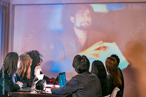 Foto Professional IT squad analyzing machine learning data with a remote expert via projector