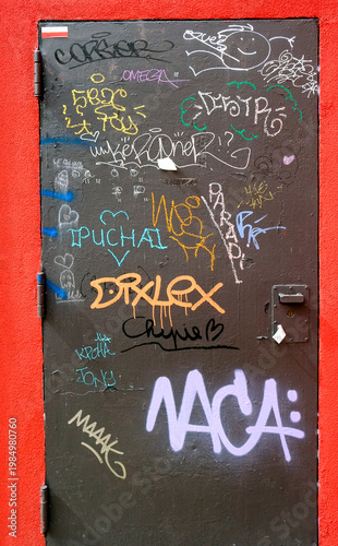 une porte avec des graffitis dans le quartier des Olympiades à Paris en France