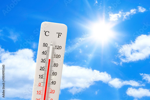 Fotografía The thermometer shows high temperatures during a summer day