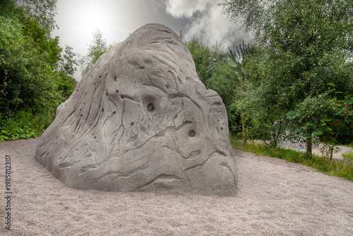 Cuningar Loop in Rutherglen is woodland park on the River Clyde, Scotland, UK featuring several easy, flat walking trails, including a popular boardwalk, a woodland meadow loop, and riverside paths. 