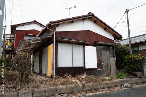 人が済まなくなった古い空き家