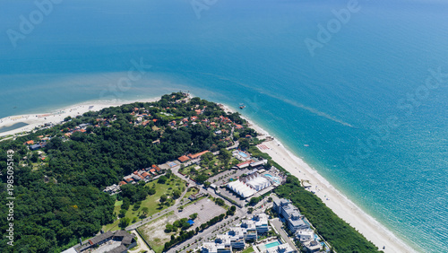 Foto Turquoise waters of Jurerê Internacional and Praia do Forte beaches in Florianopolis on summer day