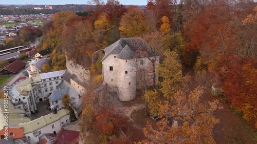 Landkreis Traunstein Schloss Stein an der Traun bei Stadt Traunreut, Bayern. Hoehlenburg und Hochschloss, eine der bedeutendsten Burganlagen Deutschlands. Landkreis Traunstein. 