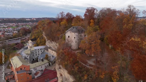 Schloss Stein an der Traun, Stadt Traunreut, Bayern. Mittelalterliche Burganlage auf Felsen mit buntem Herbstwald. Luftbild von Schloss Stein an der Traun, Landkreis Traunstein, Bayern. Burganlage