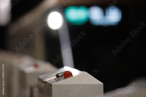 地下鉄ホームドアの操作盤と接近する電車のライト