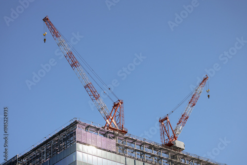 建設中の高層ビルと2基のタワークレーン