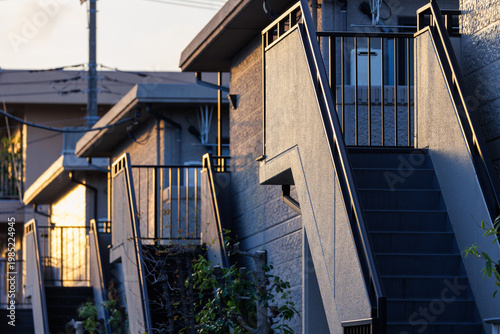 夕日に照らされる日本のアパートの外階段