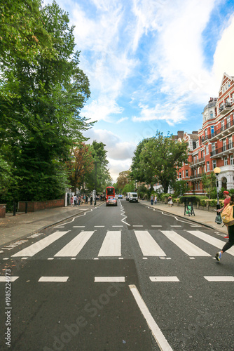 Fotografía The Legendary Abbey Road: Iconic Zebra Crossing and Victorian Architecture in Lo