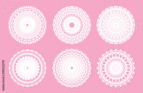 繊細なタイポグラフィで編まれた円形レース風オーナメント6種コレクション（放射状・対称構造・エレガント背景デザイン素材）