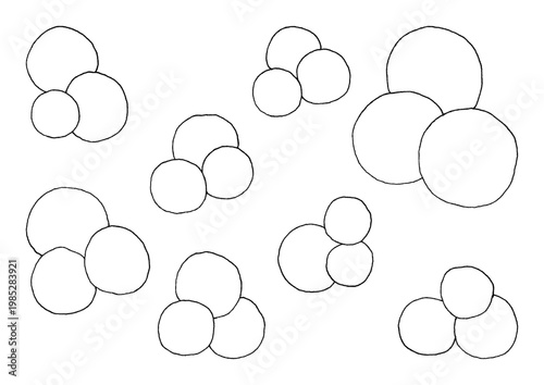 3つの円が分子のように連なっている手描きイラストのセット