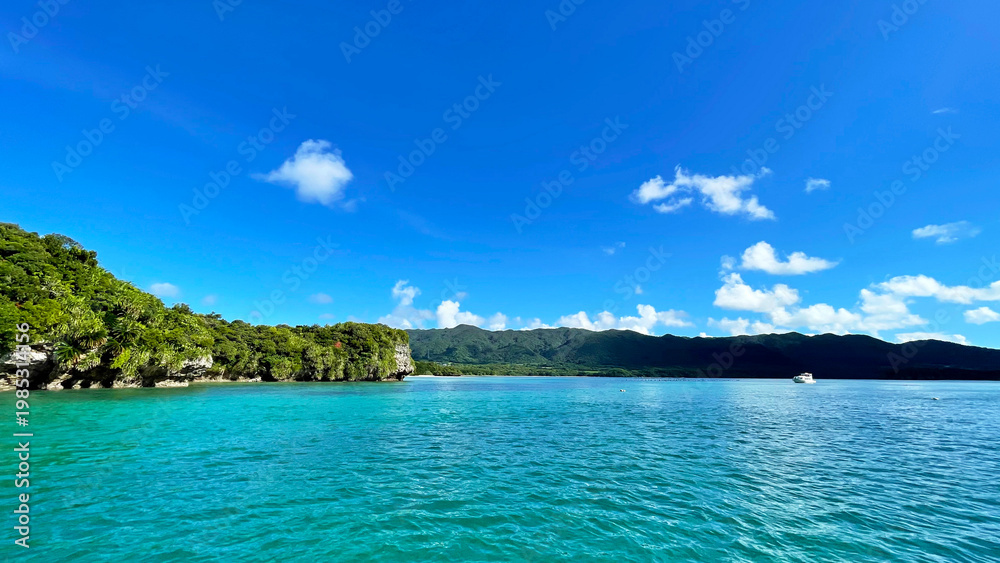 Fototapeta premium 石垣島・川平湾の絶景 青すぎる海と青空 グラスボート 沖縄