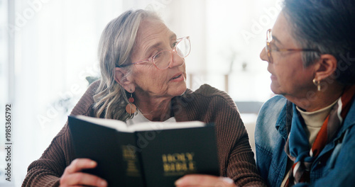 Foto Conversation, bible and senior women in home with learning religion, gratitude or worship together