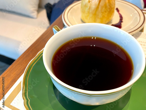 Wallpaper Mural ホットコーヒー ─ グリーントレイに白カップのブラックコーヒー Torontodigital.ca