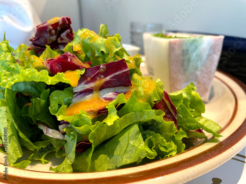 Wallpaper Mural グリーンサラダ ─ ドレッシングたっぷりのリーフサラダ・斜めアップ Torontodigital.ca