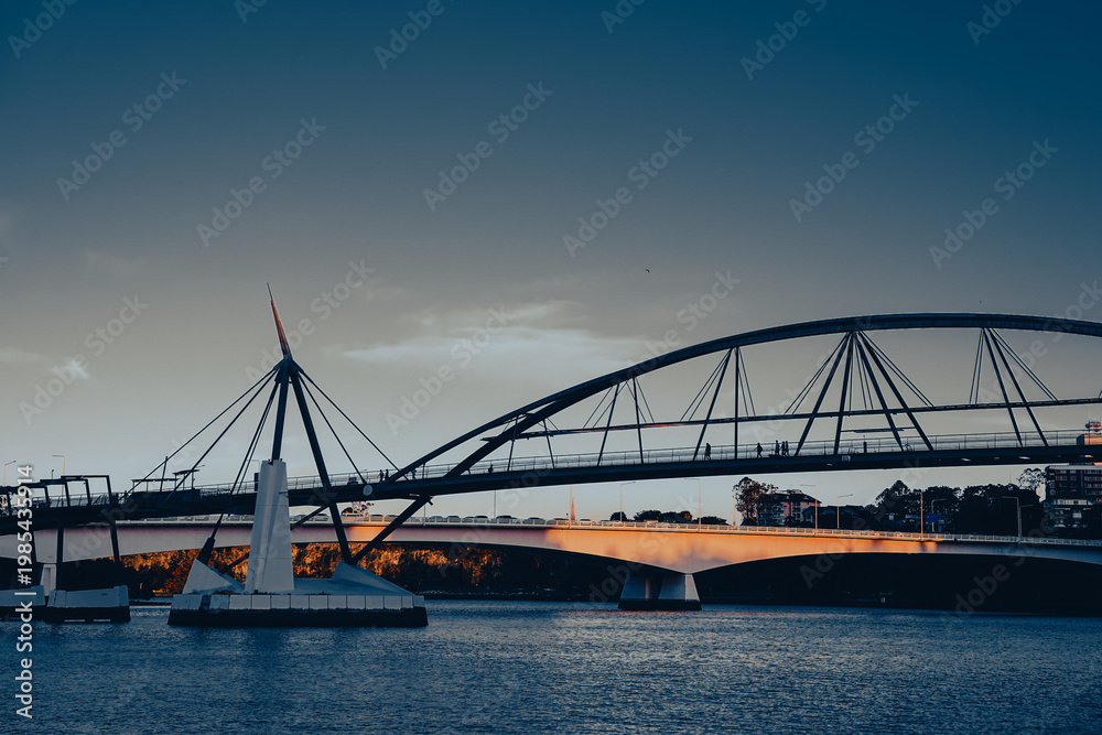 Fototapeta premium Silhouette of Kurilpa Bridge at sunset, modern architecture in Brisbane