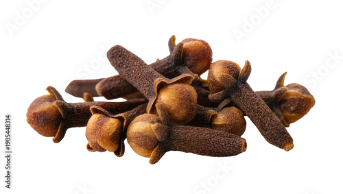Foto Brown aromatic whole cloves scattered in a pile