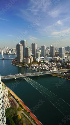 明石町から望む佃のマンション群と隅田川と佃大橋と船