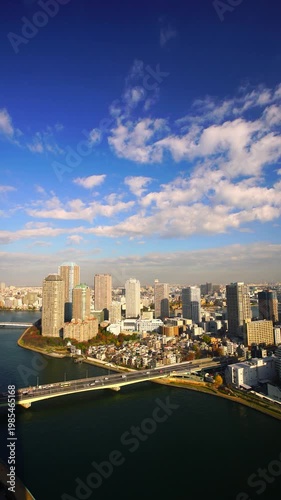 明石町から望む佃のマンション群と隅田川と佃大橋と船の夕景