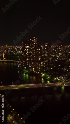 佃のマンション群と隅田川と佃大橋と屋形船の夜景