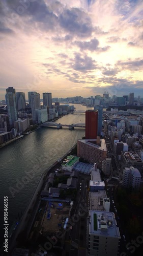 隅田川と勝どき橋とベイエリア方向のビル群と船の夕景