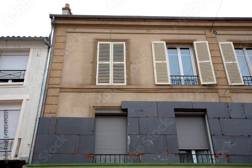 Obraz na płótnie Isolation par l'extérieur sur une façade de maison