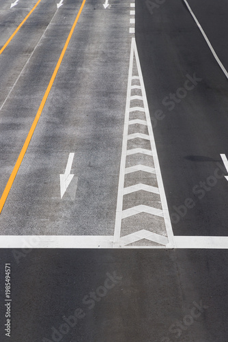 アスファルト道路の車線と進行方向を示す矢印