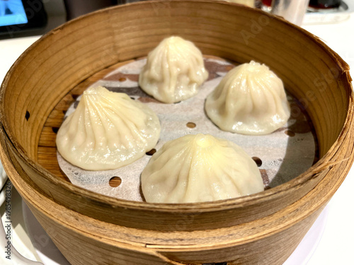 Wallpaper Mural 小籠包 ─ 竹製蒸籠に4個盛り・俯瞰 Torontodigital.ca