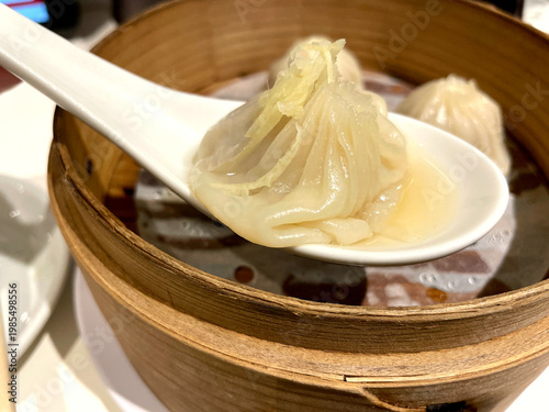 Wallpaper Mural 小籠包 ─ レンゲに乗せた1個のクローズアップ Torontodigital.ca