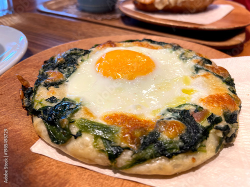 Wallpaper Mural ほうれん草と目玉焼きのパン ─ チーズ焼きのグルメパン・正面アップ Torontodigital.ca