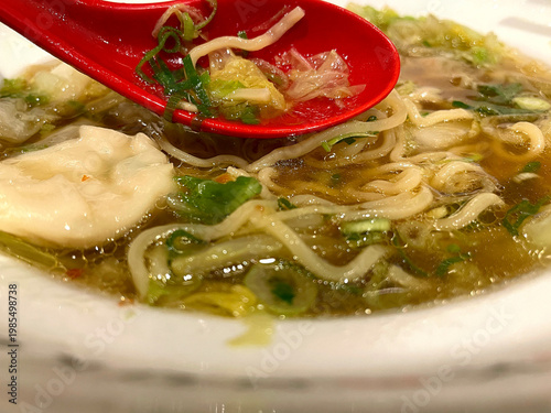 Wallpaper Mural ワンタン入り白菜ラーメン ─ 赤いレンゲでスープをすくうアップ Torontodigital.ca
