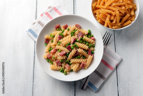 Fusilli con prosciutto cotto e pisellini, Pasta Italiana 