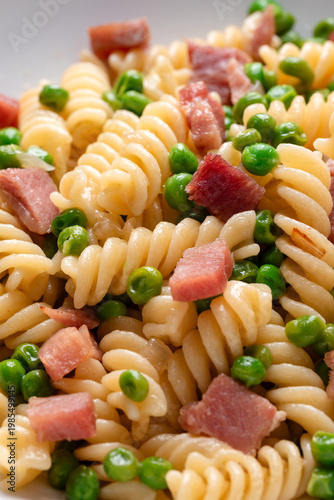 Fusilli con prosciutto cotto e pisellini, Pasta Italiana 