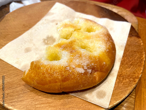 Wallpaper Mural ブリオッシュ シュクレ ─ シャリシャリ砂糖まぶしのフランスパン・正面 Torontodigital.ca