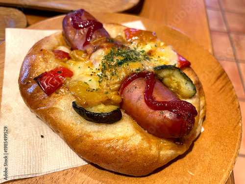 Wallpaper Mural ラタトュイユ風カレーホットドッグ ─ フランクとグリル野菜のパン・斜め Torontodigital.ca