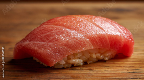 木の台に置かれた新鮮なマグロの握り寿