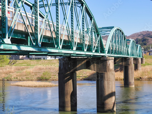 川にかかるアーチ橋