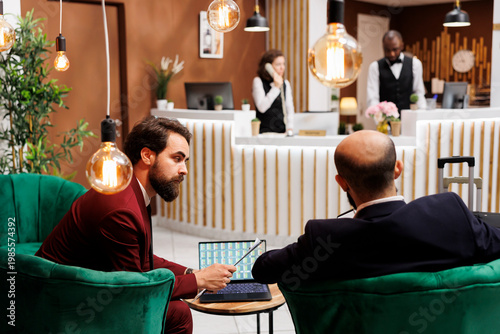 Tableau sur toile International conference in hotel lobby marks pivotal moment in the business trip, creating connections and collaborating on new project