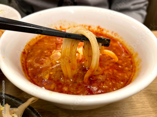 Wallpaper Mural 辛いつけ麺 ─ 激辛赤スープに麺を浸すクローズアップ Torontodigital.ca