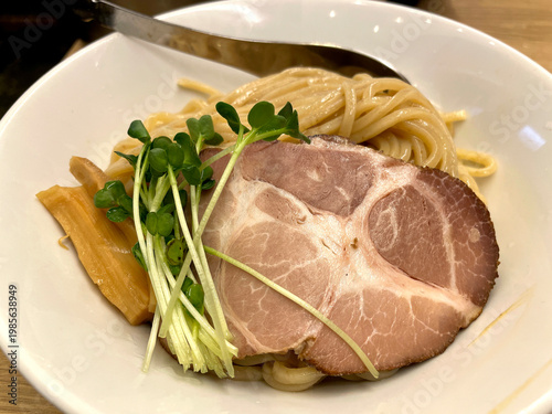 Wallpaper Mural つけ麺 ─ チャーシュー・メンマ・かいわれ大根の麺皿 Torontodigital.ca