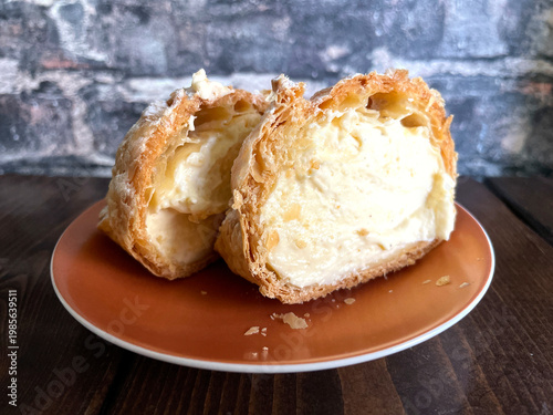 Wallpaper Mural パイ生地シュークリーム断面 ─ カスタードクリームたっぷり Torontodigital.ca